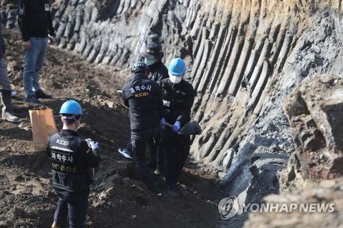 지난 7일 경북 봉화군 광산붕괴사고 현장에서 경찰 과학수사 관계자들이 광산붕괴사고 원인 규명을 위한 시료를 채취하고 있다.  연합뉴스